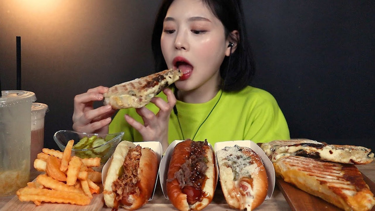 문복희 Eat with Boki — s02e29 — SUB)토핑가득 핫도그 3종에 파니니 먹방🌭 레몬에이드 딸바쥬스까지! (feat.치즈감자튀김) Hot dog panini & fried potato mukbang ASMR