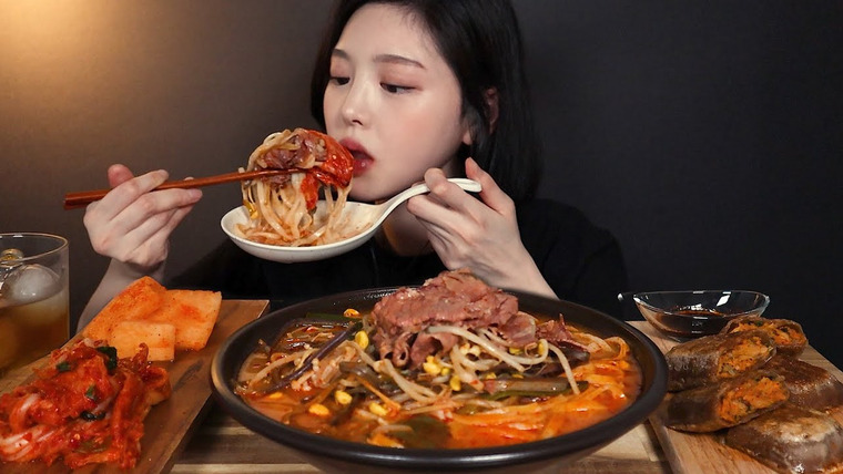 문복희 Eat with Boki — s02e41 — SUB)얼큰칼칼 육개장 칼국수에 밥까지 말아서 먹방(feat.메밀전병) 리얼사운드 yukgaejang mukbang hot spicy meat stew ASMR
