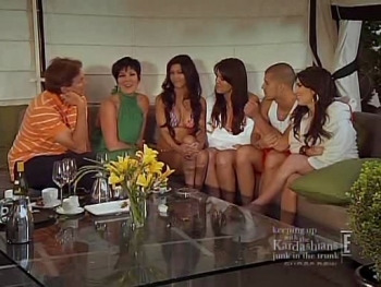 Keeping Up with the Kardashians — s02 special-19 — Junk in the Trunk