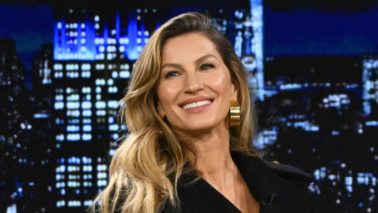 Ночное шоу с Джимми Фэллоном — s2024e48 — Gisele Bündchen, Wayne Brady, Mary Beth Barone