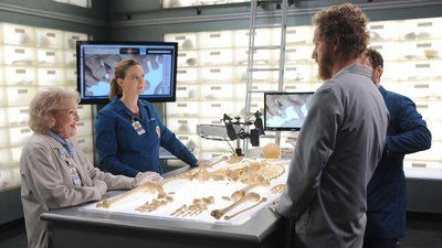 Bones — s11e04 — The Carpals in the Coy-Wolves