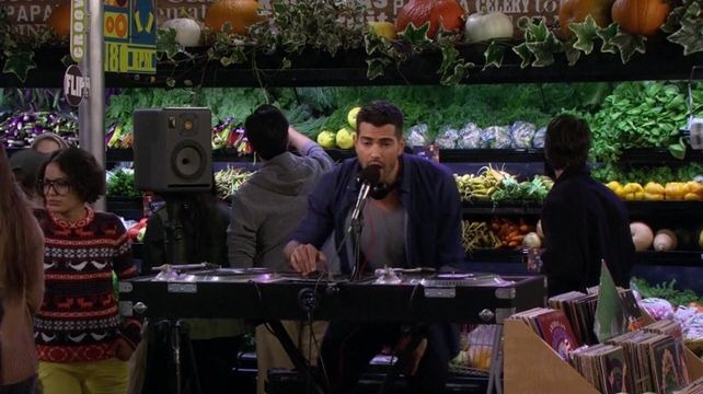 2 Broke Girls — s04e02 — And the DJ Face