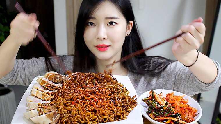 푸메 Fume — s01e06 — 짜파게티 보쌈 파김치 먹방 / Korean Black Bean Noodles with Pork Belly Mukbang