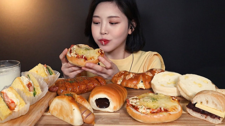 문복희 Eat with Boki — s02e48 — SUB)파리바게트 빵 종류별로 먹방🍞 샌드위치 페스츄리소세지 베이글피자빵 롤치즈식빵 앙버터 등 디저트 리얼사운드 bread mukbang ASMR dessert