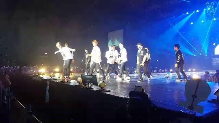 BTS on V App — s01e25 — [STAGE] BTS Thailand concert 