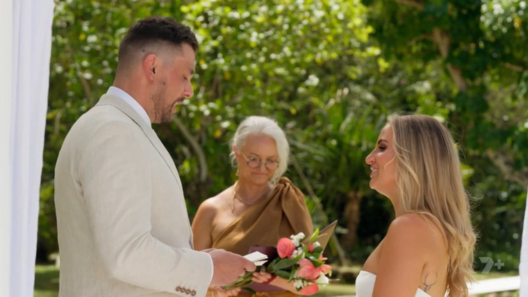 Stranded on Honeymoon Island — s01e01 — Episode 1