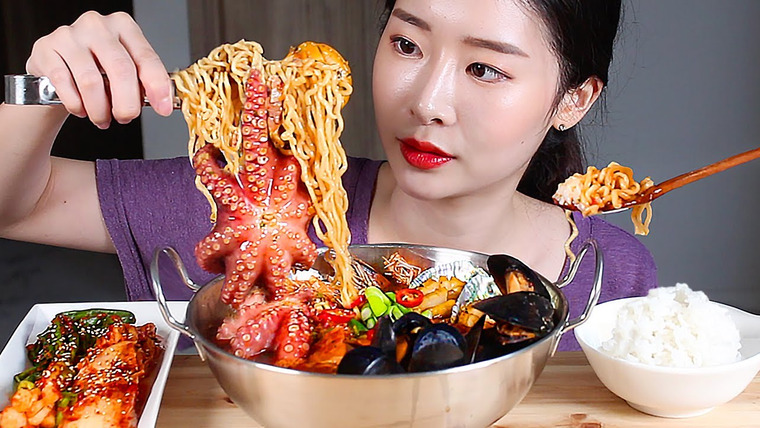 푸메 Fume — s01e127 — Рамен из морепродуктов Осьминог ASMR MUKBANG Eating Show