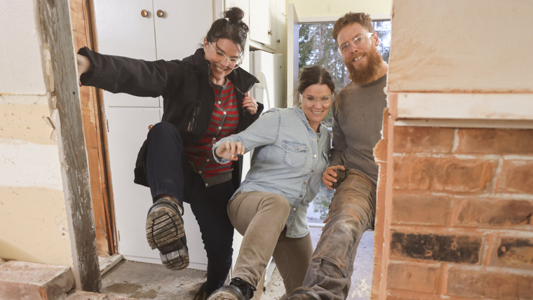 Unsellable Houses — s04e12 — Tricky Rambler to Simple Farmhouse