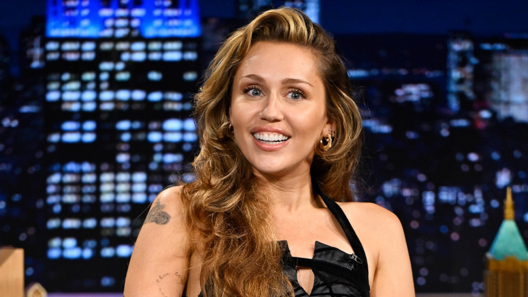Ночное шоу с Джимми Фэллоном — s2025e71 — Miley Cyrus, Annie Murphy, Benson Boone