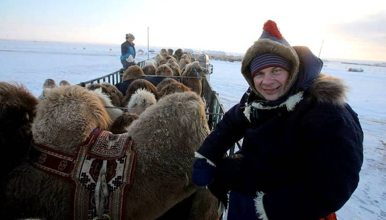 Світ навиворіт — s11e27 — Зимний фестиваль Наадам и гонки на северных верблюдах