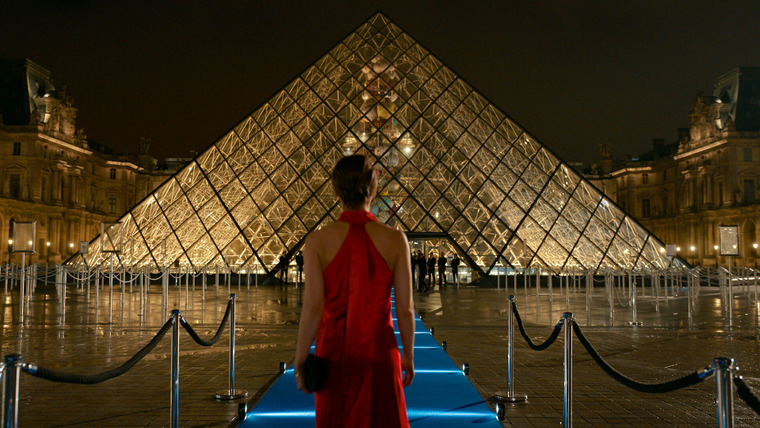 Дипломатка — s01e08 — The James Bond Clause