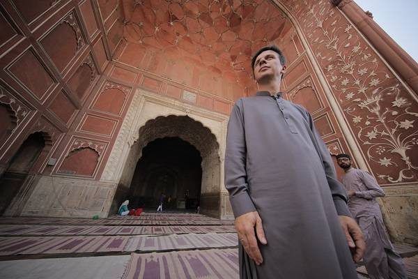 Світ навиворіт — s12e01 — Пакистан. Город Лахор, главная мечеть Бадшахи и массовые собрания шиитов