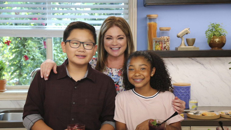 Valerie's Home Cooking — s10e13 — Kids Baking Championship Homecoming Day
