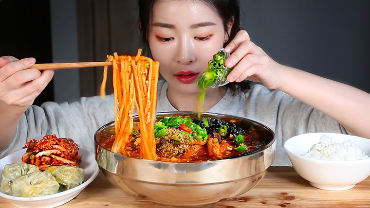 푸메 Fume — s01e163 — ASMR Корейский суп с острой пастой и лапшой Kal-guksu Пельмени Корейская еда MUKBANG EATING SHOW