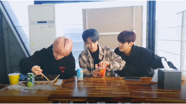 Stray Kids — s2019e276 — [Live] Let's eat together, STAY!