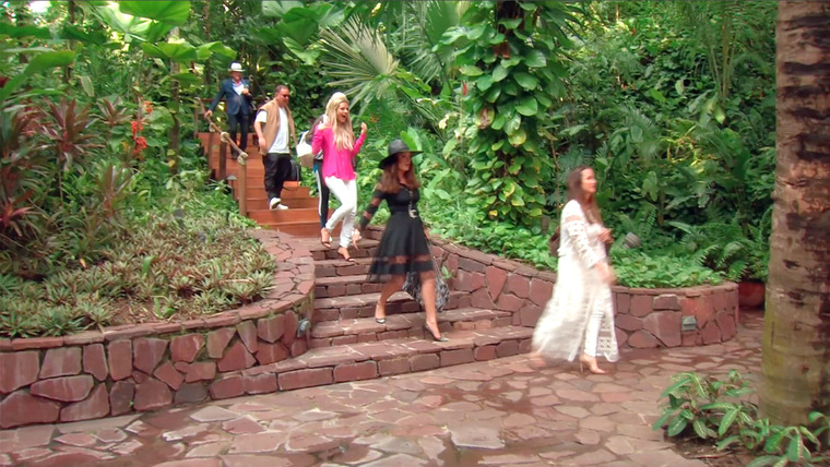 The Real Housewives of Beverly Hills — s07e10 — Hostile Hacienda