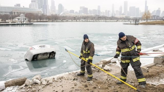 Пожарные Чикаго — s08e16 — The Tendency of a Drowning Victim