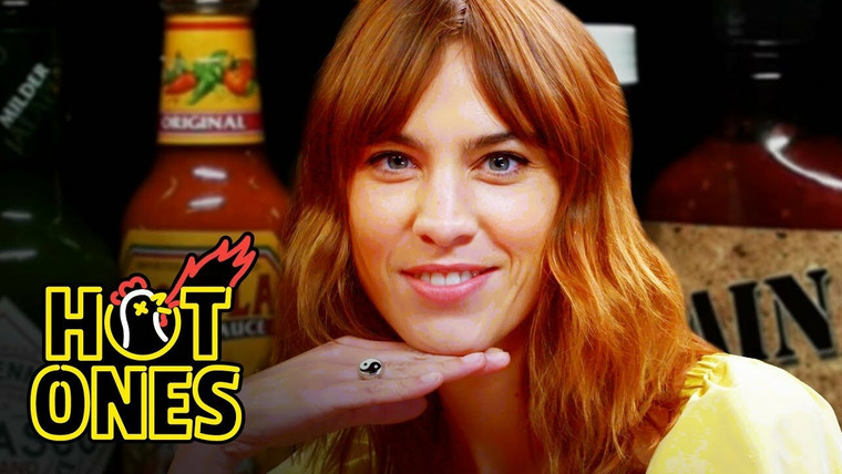 Горячие — s04e20 — Alexa Chung Fears for Her Life While Eating Spicy Wings