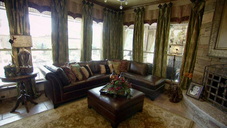 Donna Decorates Dallas — s01e14 — Eclectic Living Room Makeover