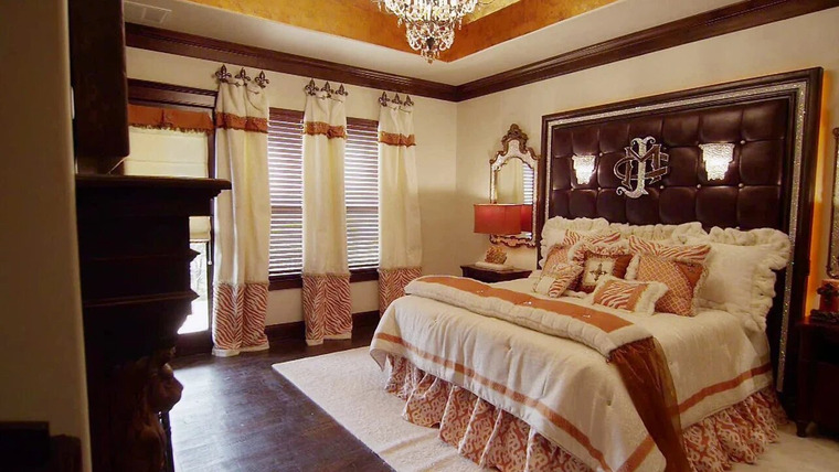 Donna Decorates Dallas — s02e01 — Football Pro's Dramatic Bedroom Redo