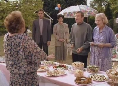 Keeping Up Appearances — s05e08 — A Barbecue at Violet's