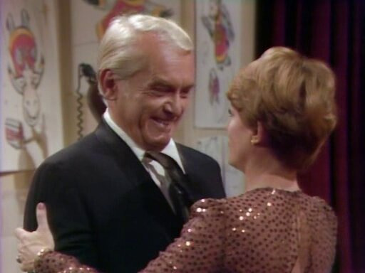 Слишком тесно — s01e04 — Sara's Monroe Doctrine