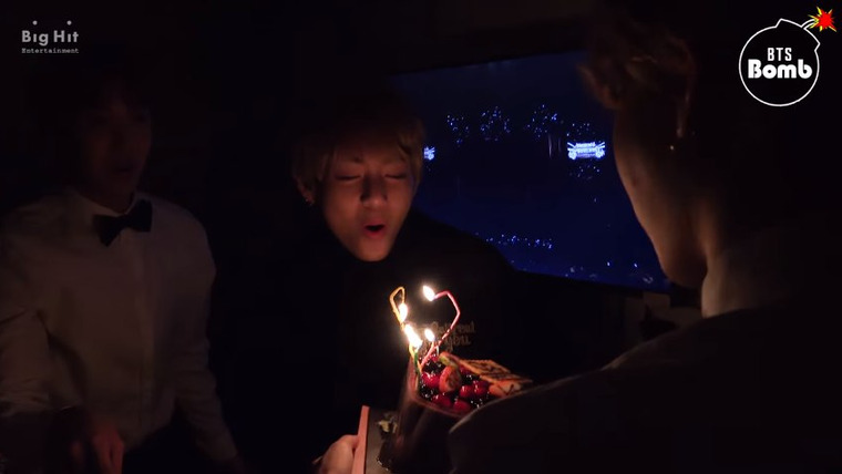 BTS - Бомба Bangtan — s17e01 — V’s Surprise Birthday Party