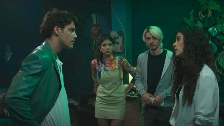 Romina Poderosa — s01e20 — Romina empieza a confundirse con Santiago, mientras que los Moya estudian cómo sacar a Virginia de la mafia del Grifo