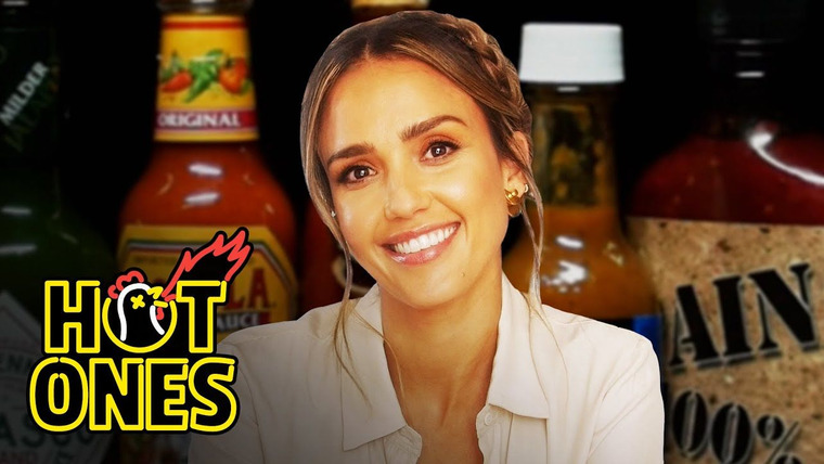 Горячие — s13e01 — Jessica Alba Applies Lip Gloss While Eating Spicy Wings