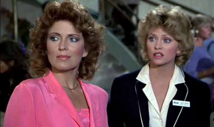 Лодка любви — s05e14 — Good Neighbors / Captain's Portrait / Familiar Faces