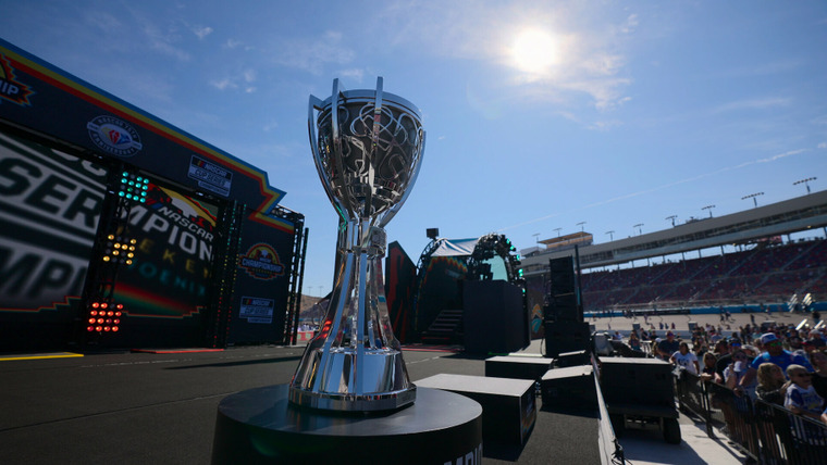 NASCAR: Высокая скорость — s01e05 — Across the Line