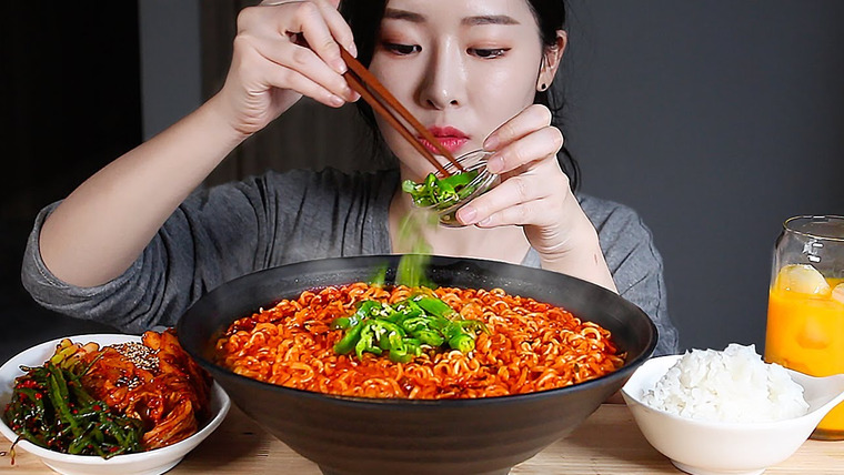 푸메 Fume — s01e139 — ASMR Пряный корейский суп с лапшой рамэн кимчи Острый перец MUKBANG Eating Show