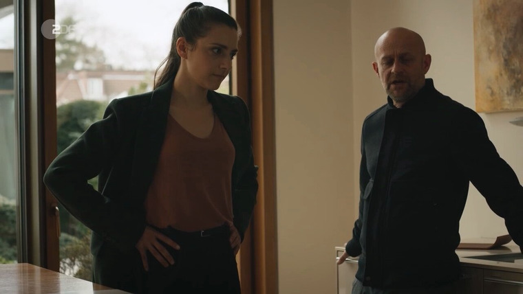 По ту сторону Шпреи — s01e01 — Blutsbande