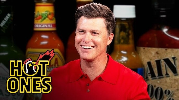 Горячие — s30e01 — Colin Jost Fights Fire With Fire While Eating Spicy Wings