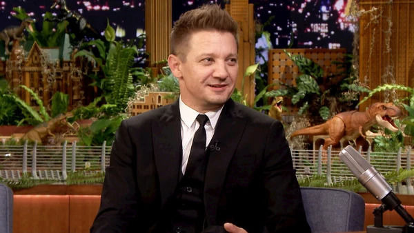 Ночное шоу с Джимми Фэллоном — s2018e86 — Jeremy Renner, Derek Hough, Joanne Rogers, Christine and the Queens ft. Dam-Funk