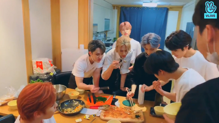 Stray Kids — s2020e144 — [Live] «Yes, customer.» Welcome! This is Felix's Restaurant! 👨‍🍳