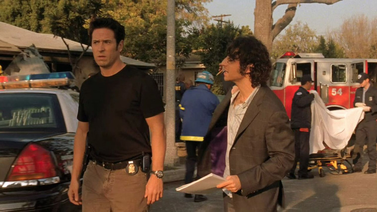 Numb3rs — s02e08 — In Plain Sight