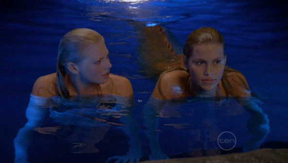 H2O: Just Add Water — s02e07 — In Hot Water