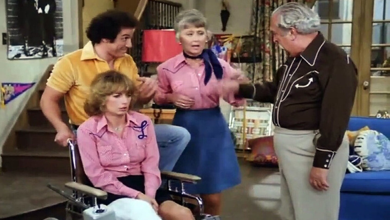 Лаверна и Ширли — s06e20 — Laverne's Broken Leg