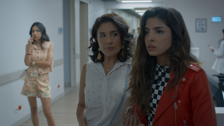 Королева флоу — s03e14 — Charly lucha por su vida, luego de recibir una puñalada