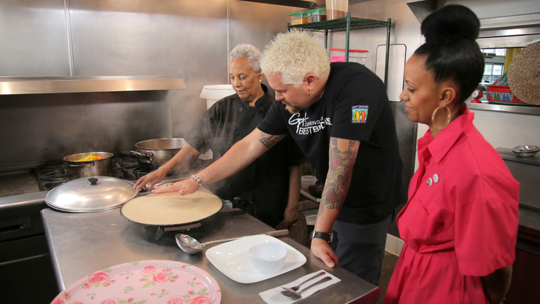 Diners, Drive-Ins and Dives — s2016e20 — Cosmopolitan Comfort