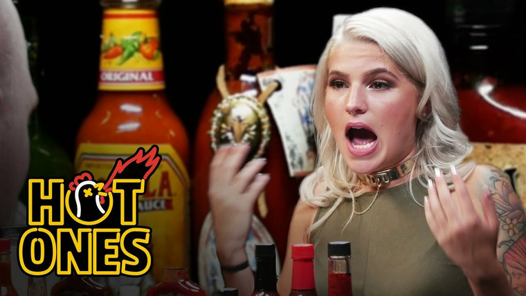 Hot Ones — s02e14 — Carly Aquilino Takes on the Spicy Wings Challenge
