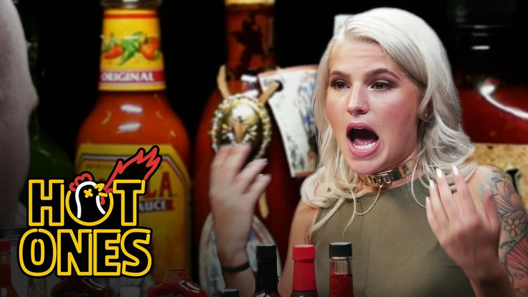 Горячие — s02e14 — Carly Aquilino Takes on the Spicy Wings Challenge