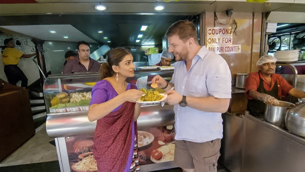 Around the World with Manu Feildel — s01e03 — India