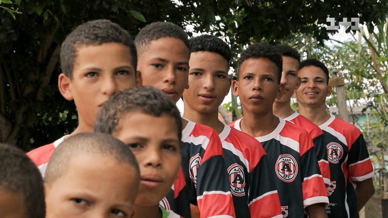 Світ навиворіт — s10e30 — Футбольная семья. 13 сыновей