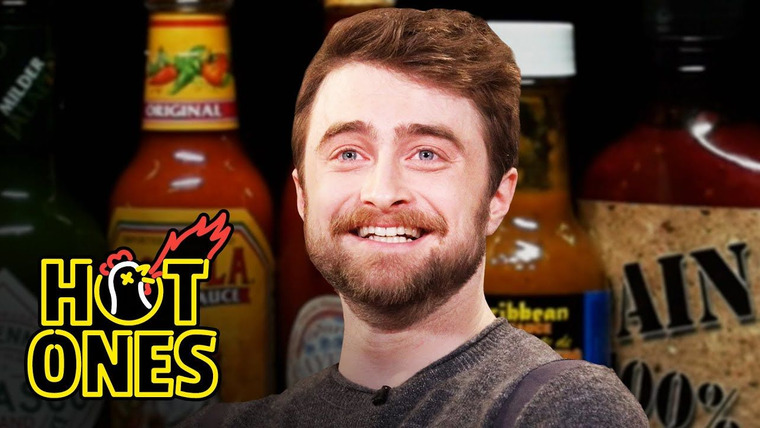 Горячие — s13e10 — Daniel Radcliffe Catches a Head Rush While Eating Spicy Wings