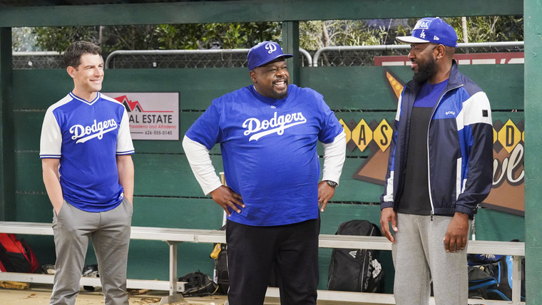 The Neighborhood — s04e14 — Welcome to the Big Little Leagues