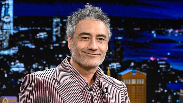 Ночное шоу с Джимми Фэллоном — s2023e108 — Taika Waititi, Rachel Zegler, Tariq Trotter, Chef Tim Hollingsworth