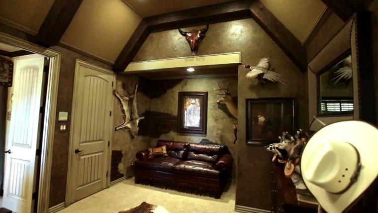 Donna Decorates Dallas — s01e06 — Rustic Hunting Lodge Bedroom