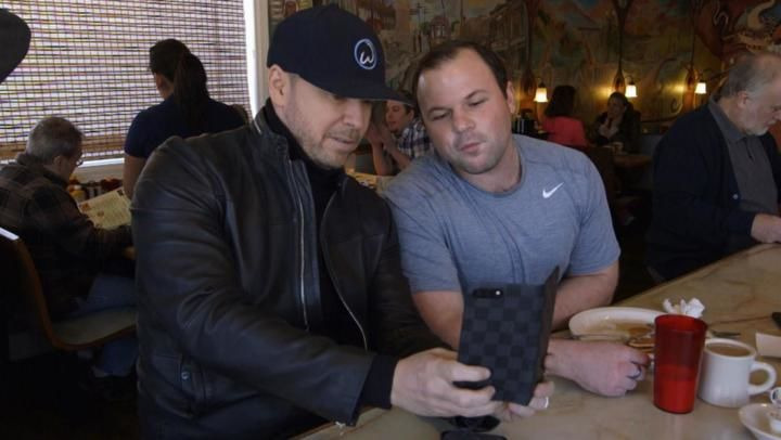 Wahlburgers — s08e06 — Wahl Around the World